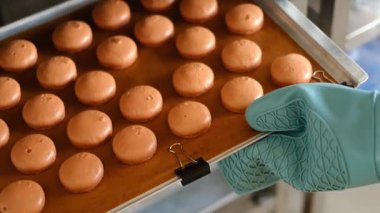 Şekerleme yapma süreci. Fırında makaron pişiriyorum. Pasta, pembe ve turuncu makaronlar için makarna pişiriyorum. Rafta makarna var..