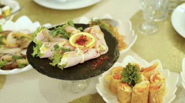 Lokantadaki masada yemek. Seçici odak.