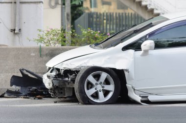 Araba kazada hasar gördü. Aracın enkazı yol kenarında terk edilmiş.