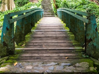 Yeşil demir parmaklıklı ahşap köprü. Kanalların üzerinde tahta tahta kaldırım