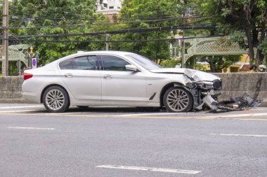 Bangkok, Tayland - 30 Ekim 2023 BMW 5 serisi kazada hasar gördü. Aracın enkazı yol kenarında terk edilmiş.
