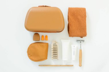 Amenity kitleri beyaz arka planda uzun mesafeli uluslararası uçuşlarda. Business Class Temel seyahat kiti