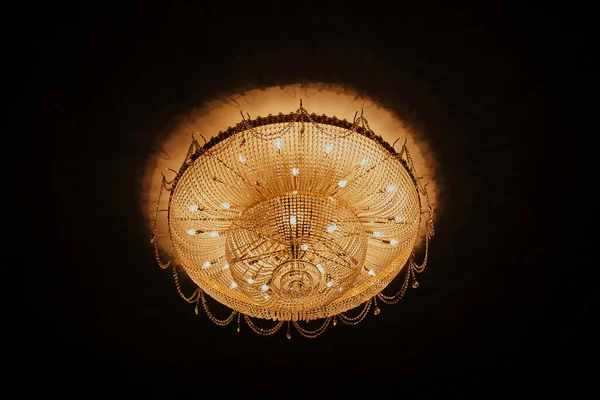 Una Gran Lámpara Araña Oro Exquisita Techo Del Teatro —  Fotos de Stock
