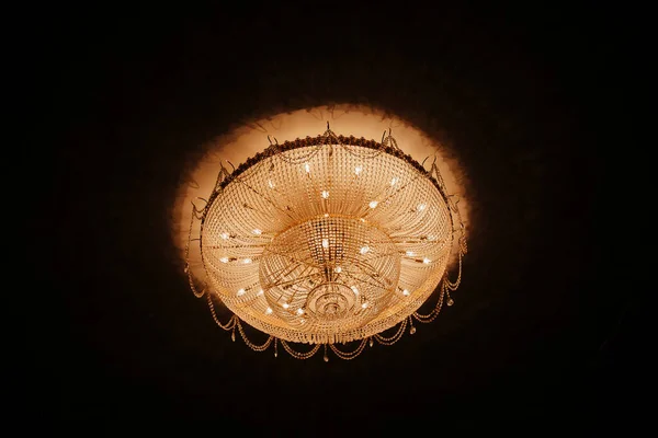 劇場の天井にある見事な大金色のシャンデリア劇場の天井にある絶妙な大金色のシャンデリア — ストック写真