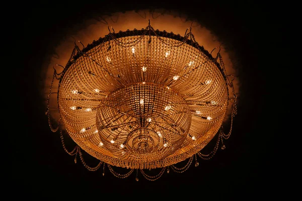 劇場の天井にある見事な大金色のシャンデリア劇場の天井にある絶妙な大金色のシャンデリア — ストック写真