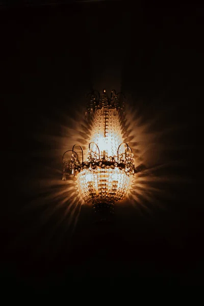 Prachtige Kroonluchter Lampenkap Aan Het Plafond Van Het Theater — Stockfoto
