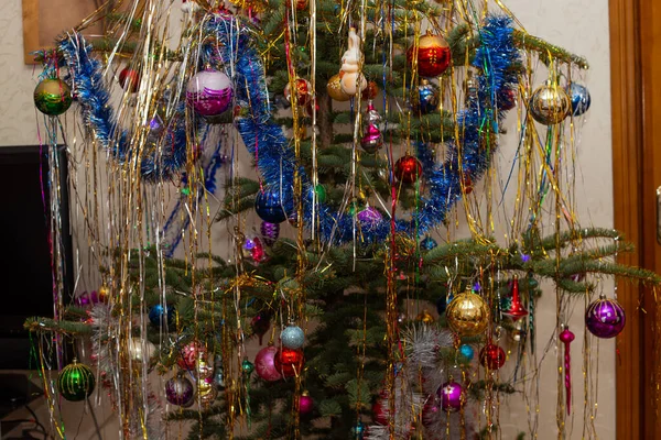 Der Weihnachtsbaum Ist Mit Spielzeug Für Das Neue Jahr Geschmückt — Stockfoto