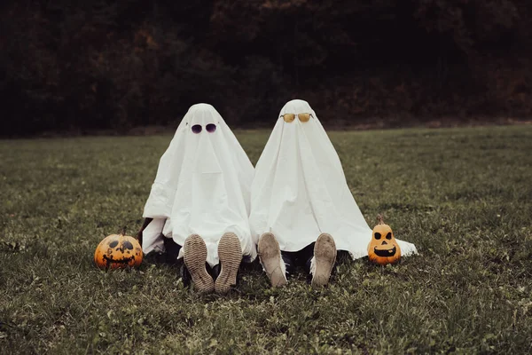 Crianças Vestidas Fantasmas Halloween — Fotografia de Stock