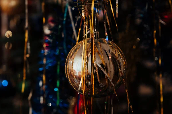Flerfärgad Nyårspynt Julgranen Bland Ljusa Tinsel — Stockfoto