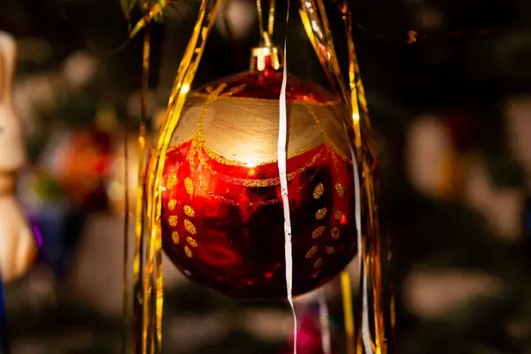 Színes Szilveszteri Dekorációk Karácsonyfa Között Fényes Tinsel — Stock Fotó