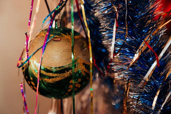 Las Decoraciones Multicolores Año Nuevo Árbol Navidad Entre Oropel Brillante — Foto de Stock