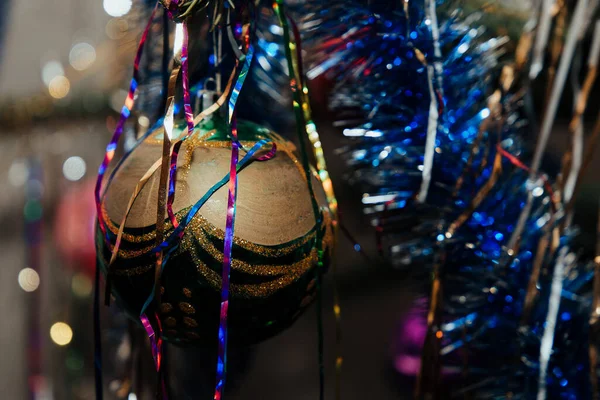 Las Decoraciones Multicolores Año Nuevo Árbol Navidad Entre Oropel Brillante — Foto de Stock