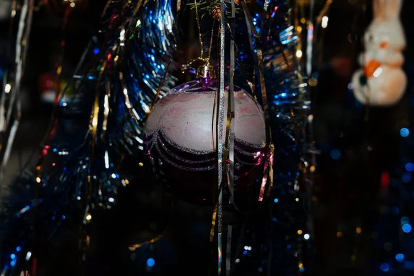Veelkleurige Nieuwjaarsversieringen Kerstboom Onder Helder Knutsel — Stockfoto