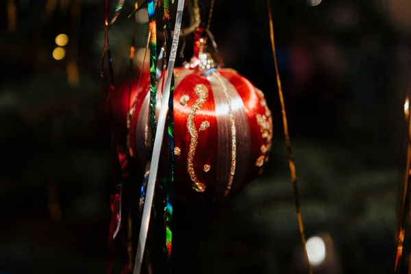 Pestrobarevné Kuličky Zdobí Vánoční Stromeček Nový Rok — Stock fotografie