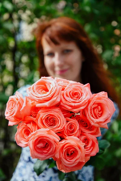 Girl Stands Bouquet Pink Roses — Stock Photo, Image