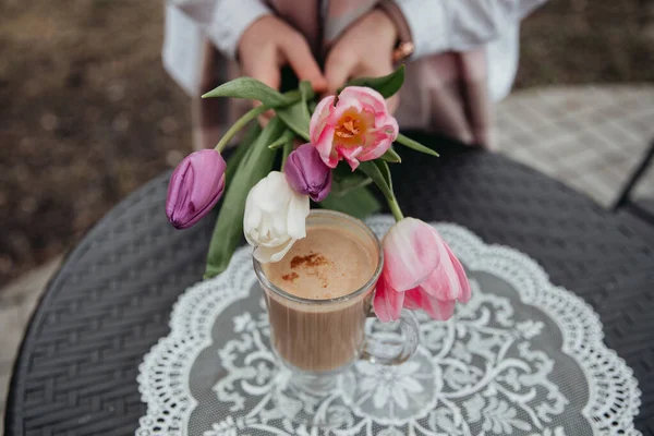 Cup Coffee Flowers Hands Cafe Flowers Spring Tulips — Stock Photo, Image