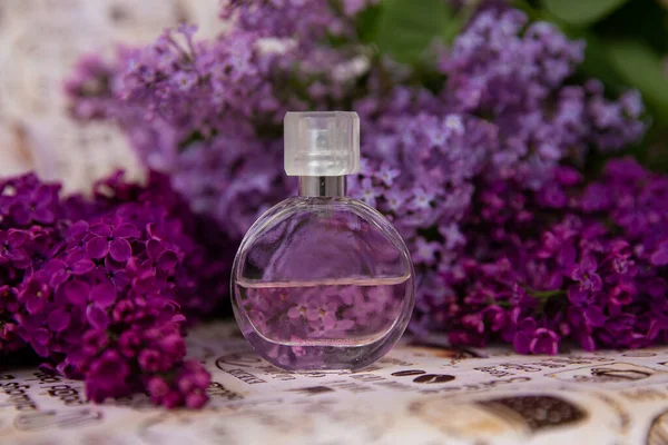 Eine Flasche Parfüm Zwischen Den Blumen — Stockfoto