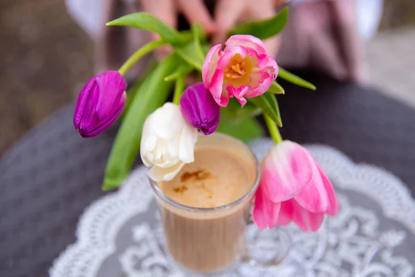Secangkir Kopi Bunga Tangan Kafe Bunga Tulip Musim Semi — Stok Foto