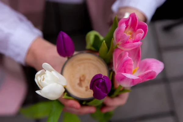 Cup Coffee Flowers Hands Cafe Flowers Spring Tulips — Stock Photo, Image