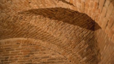 Eski tuğla duvar, duvar