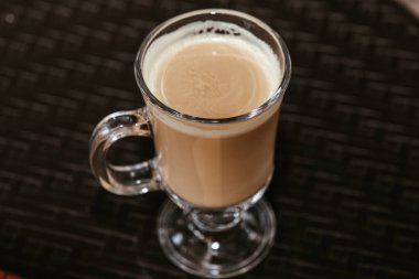 Bir fincan kahve. Kahve yapma süreci.