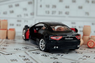 Loto oyununun arka planında siyah bir araba, arabalı güzel bir fotoğraf duvar kağıdı, koleksiyon arabası, çocuk arabası, oyuncak model, şık bir araba fotoğrafı.