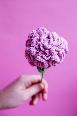 Büyük örülmüş mor çiçek, el yapımı, el işi çiçekler, el yapımı, mor bir ortanca çiçeğinin yakın çekimi.