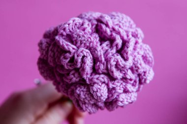 Büyük örülmüş mor çiçek, el yapımı, el işi çiçekler, el yapımı, mor bir ortanca çiçeğinin yakın çekimi.