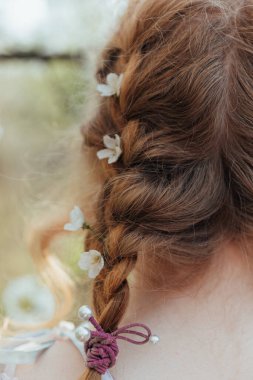 Bahar çiçekleri örgülü, örgülü bir kız, bahar saç stili, bahar çiçeği