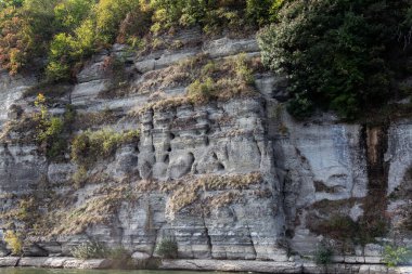 Nehrin üzerindeki kaya, güzel manzara, Podilsky Tovtry, nehrin üzerindeki yamaç