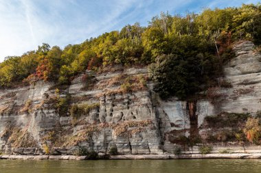 Nehrin üzerindeki kaya, güzel manzara, Podilsky Tovtry, nehrin üzerindeki yamaç