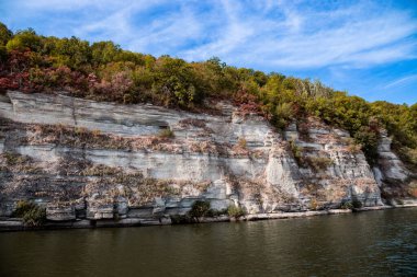 Nehrin üzerindeki kaya, güzel manzara, Podilsky Tovtry, nehrin üzerindeki yamaç, Dinyester Nehri üzerindeki kayalar. 