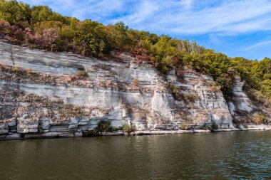 Nehrin üzerindeki kaya, güzel manzara, Podilsky Tovtry, nehrin üzerindeki yamaç, Dinyester Nehri üzerindeki kayalar. 