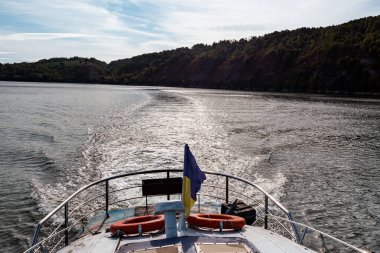 Nehir teknesinde bir yürüyüş, Ukrayna bayrağı, nehir manzarası, nehir teknesinden bir manzara.
