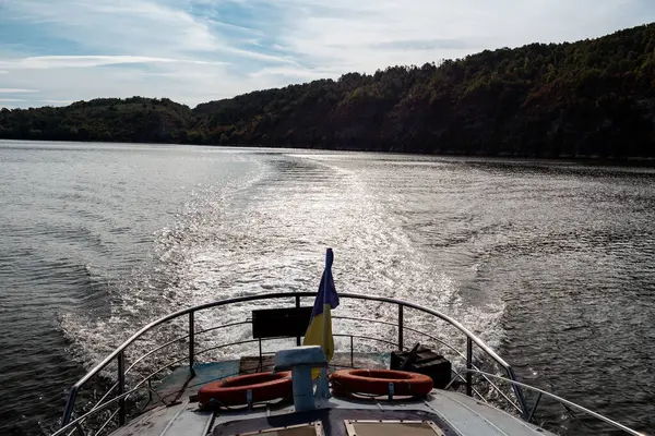 Nehir teknesinde bir yürüyüş, Ukrayna bayrağı, nehir manzarası, nehir teknesinden bir manzara.