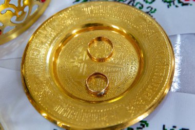 Düğün, kilisedeki alyanslar, evlilik töreni ve onun özellikleri.