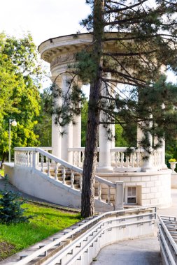 Moldova, Chisinau 'daki Valia Morilor Parkı' nda güzel bir çardak.