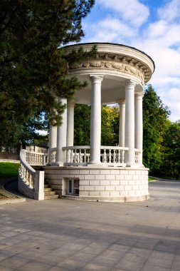 Moldova, Chisinau 'daki Valia Morilor Parkı' nda güzel bir çardak.