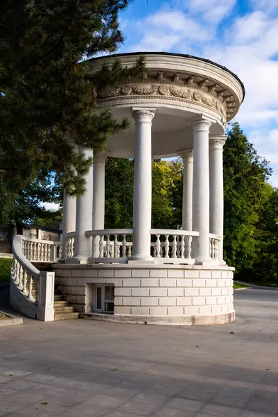 Moldova, Chisinau 'daki Valia Morilor Parkı' nda güzel bir çardak.