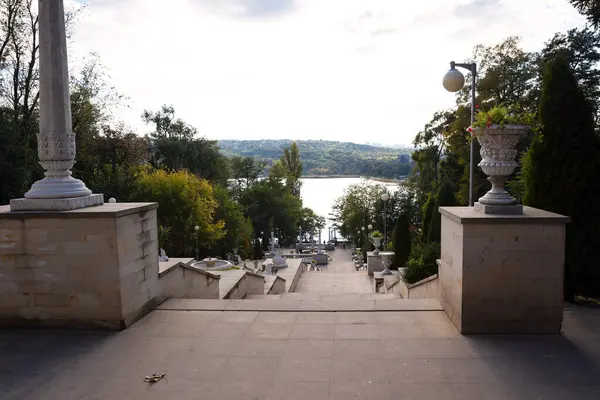 Valea Morilor Parkı, Valea Morilor Parkı 'ndaki Cascade merdivenleri Moldova, Chisinau' da, parkta merdivenler.