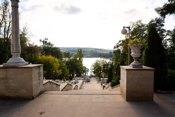 Valea Morilor Parkı, Valea Morilor Parkı 'ndaki Cascade merdivenleri Moldova, Chisinau' da, parkta merdivenler.