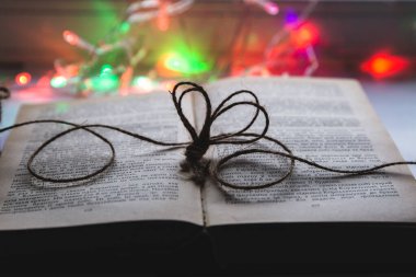 Arkaplanda dekoratif siciden yapılmış bir kalp arka planda çok renkli ışıkların güzel bir buketi, eski bir fotoğraf, güzel bir dekor, fotoğraf duvar kağıdı.