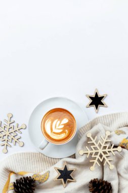 Kahve fincanlı Noel arkaplanı, festival süslemeleri, Noel posteri, web sitesi, selamlama, kahve afişi, Noel ve yeni yıl afişi tasarımı. Noel günü bir kahve dükkanını dekore etmek için resimler.