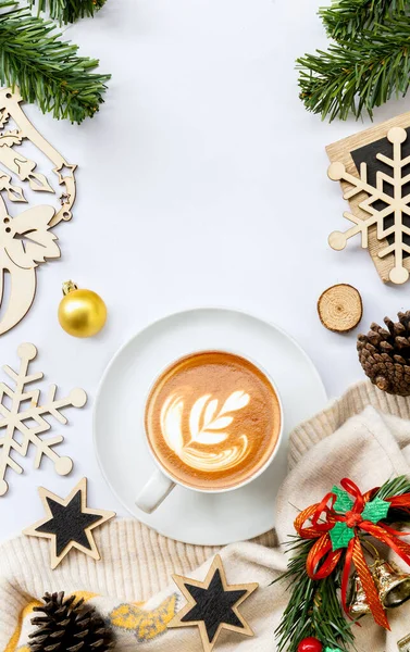 Χριστουγεννιάτικη Διακόσμηση Ζεστό Καφέ Λευκό Φόντο Τραπέζι Επίπεδη Θέσει Αντίγραφο — Φωτογραφία Αρχείου