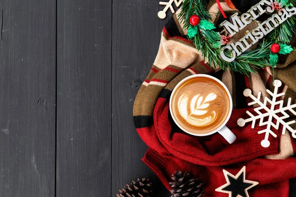 Χριστουγεννιάτικη Διακόσμηση Ζεστό Καφέ Μαύρο Ξύλινο Φόντο Επίπεδη Θέσει Αντίγραφο — Φωτογραφία Αρχείου