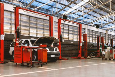 Otomobil tamirhanesinde hafif odaklı ve arka planında ışık olan bir araba.