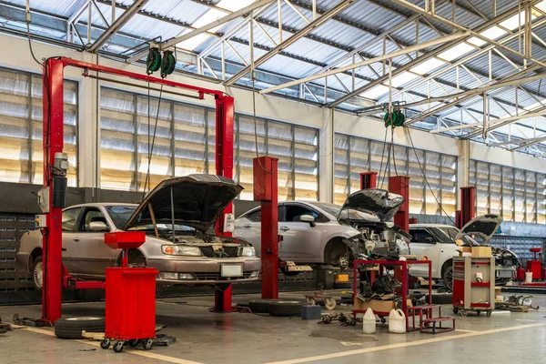 Bil Reparation Garage Bensinstation Med Soft Focus Och Över Ljus — Stockfoto
