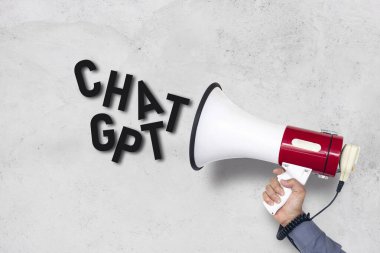 Elinde megafon tutan adamın eli ve beyaz tuğlalı arka planda Chat GPT mesajı. teknoloji kavramı