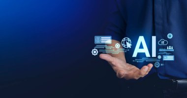 İşadamı mikroçip işlemcisi tutuyor. Mavi arka planda ışıklar var. hologram dijital sohbet robotu, uygulama, sohbet asistanı, yapay zeka konsepti, sanal ekranda dijital sohbet robotu.