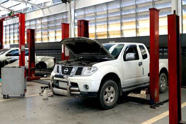 Coche Centro Servicio Reparación Automóviles Con Enfoque Suave Sobre Luz — Foto de Stock